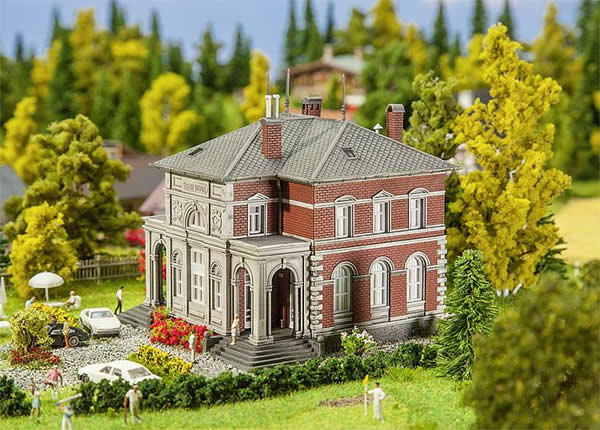 Faller 232213 N Scale Head Office/Headquarters Building -- Weathered Kit - 3-15/16 x 3-3/4 x 3-3/4" 10 x 9.6 x 9.6cm