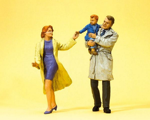Preiser 45138 G Scale Pedestrian -- Couple with Child